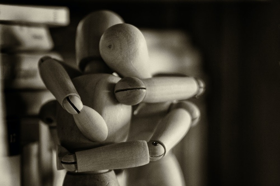 mannequins hugging