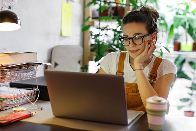 woman writing goodbye email 