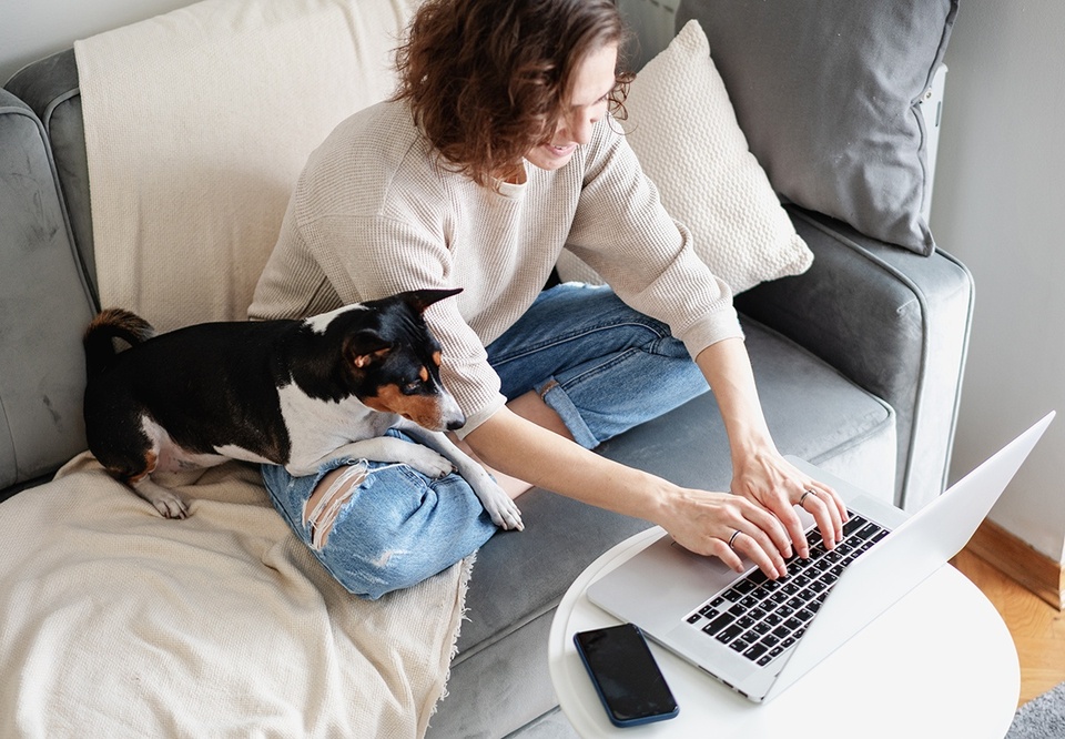 Hybrid working: what is it? (tips, benefits & more)